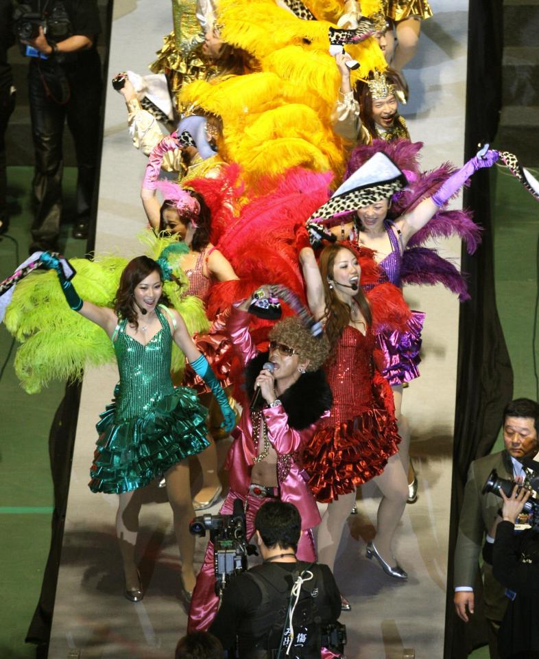 　「Ｄｙｎａｍｉｔｅ」ノリノリで登場したＤＪ　ＯＺＭＡ（手前）＝２００８年１２月３１日