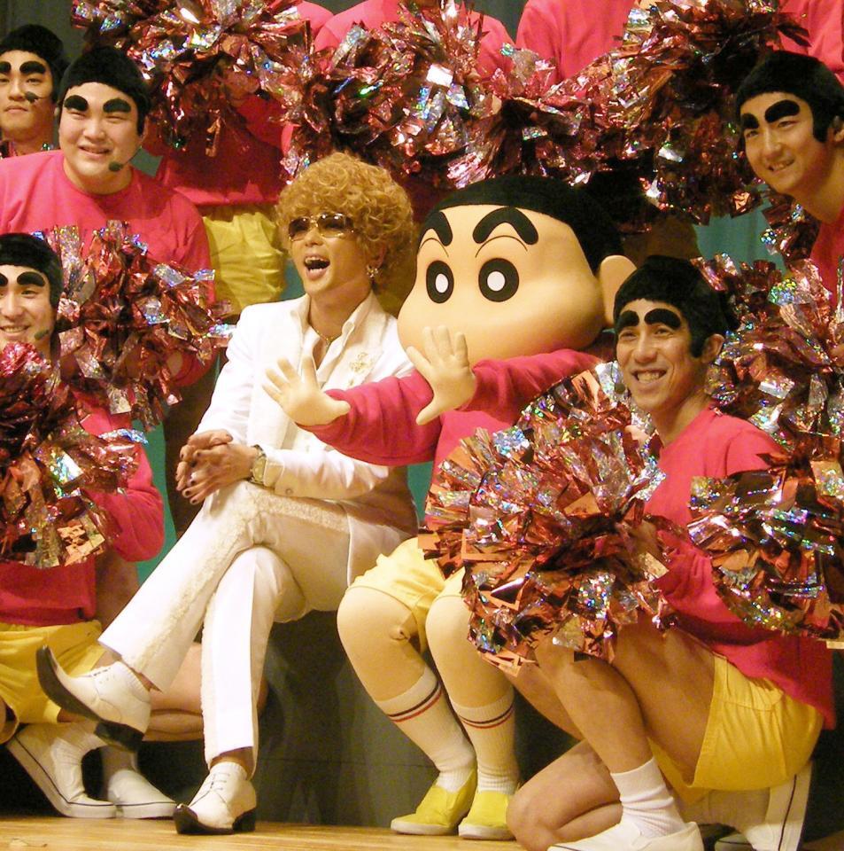 　しんちゃんと“しんさんダンサーズ”に囲まれるＤＪ　ＯＺＭＡ＝２００８年４月