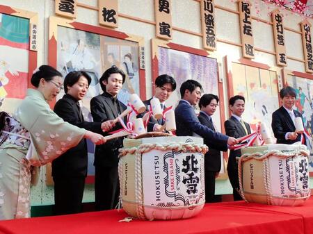 　「新春浅草歌舞伎」の鏡開きを行う（左から）上野守代・台東区文化産業観光部長、中村鶴松、市川染五郎、市川男寅、中村橋之助、中村莟玉、尾上左近、山根成之・松竹副社長