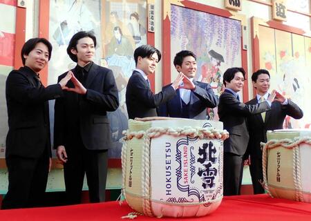 　「新春浅草歌舞伎」の鏡開きで「あさかぶポーズ」を決める（左から）中村鶴松、市川染五郎、市川男寅、中村橋之助、中村莟玉、尾上左近