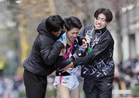 　総合１０位でシード権を獲得し、感極まる日大１０区・大仲竜平（代表撮影）