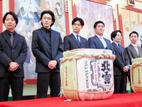 　「新春浅草歌舞伎」の鏡開きに臨んだ（左から）中村鶴松、市川染五郎、市川男寅、中村橋之助、中村莟玉、尾上左近