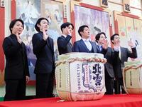 　「新春浅草歌舞伎」の鏡開きに臨んだ（左から）中村鶴松、市川染五郎、市川男寅、中村橋之助、中村莟玉、尾上左近