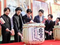 　「新春浅草歌舞伎」の鏡開きを行って笑顔の（左から）中村鶴松、市川染五郎、市川男寅、中村橋之助、中村莟玉、尾上左近