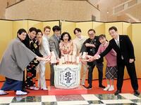 　「わが歌ブギウギ」の鏡開きを行った（左から）丸井良太・日本橋三越本店長、賀集利樹、一色采子、桜花昇ぼる、松村雄基、キムラ緑子、林翔太、曽我廼家寛太郎、惣田紗莉渚、船越直人・松竹上席執行役員