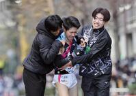 　総合１０位でシード権を獲得し、感極まる日大１０区・大仲竜平（代表撮影）