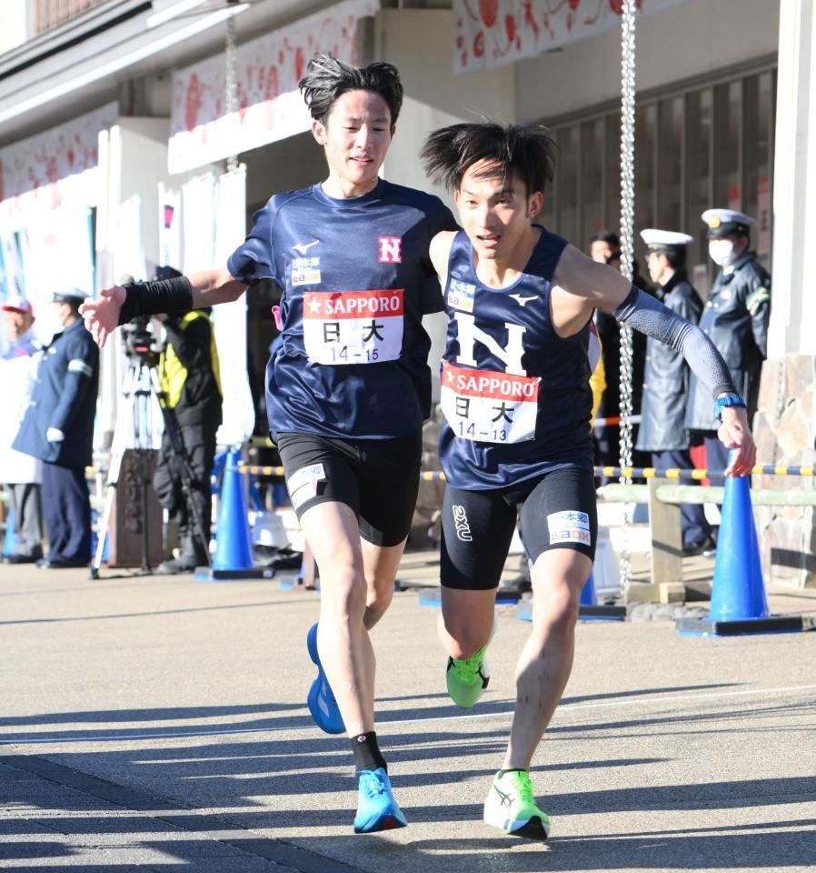 　たすきをつなぐ日大・山口聡太と天野啓太（撮影・伊藤笙子）