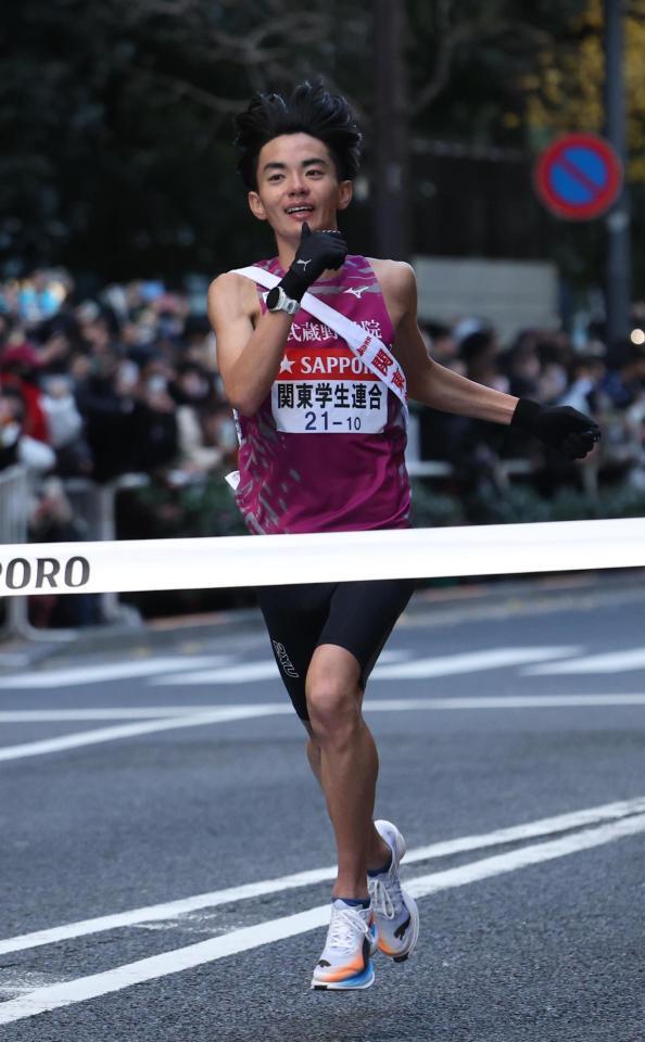 　ゴールする関東学連１０区・佐野颯人（撮影・佐々木彰尚）