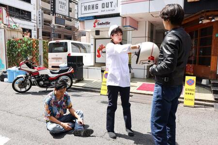 　河合優実演じる大学生となった純子（中央）の作中カット