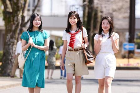 　河合優実演じる大学生となった純子（中央）の作中カット