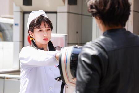 　河合優実演じる大学生となった純子の作中カット