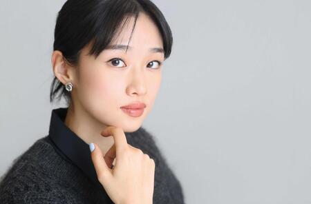 　ポーズを決める河合優実（撮影・石井剣太郎）