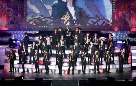 　パフォーマンスするＡｍＢｉｔｉｏｕｓ、Ｂｏｙｓ　ｂｅら関西ジュニア（撮影・西田忠信）