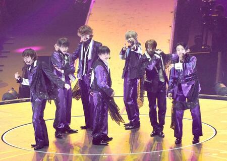 　パフォーマンスするＡｍＢｉｔｉｏｕｓ（撮影・西田忠信）