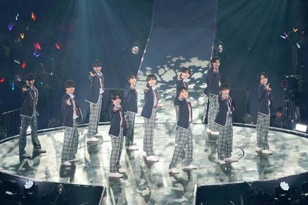 　パフォーマンスするＢｏｙｓ　ｂｅ（撮影・西田忠信）