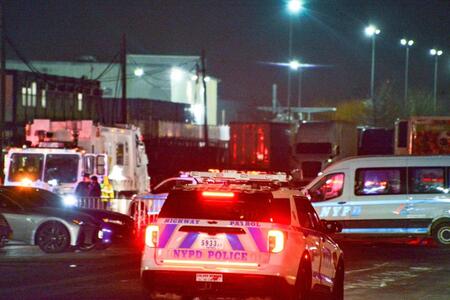 　ベネズエラのマドゥロ大統領が収容された拘置所を警戒する警察車両（共同）