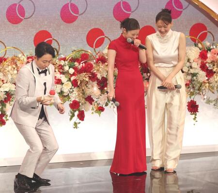 　けん玉チャレンジの有吉弘行を見て、笑う（右から）綾瀬はるかと今田美桜