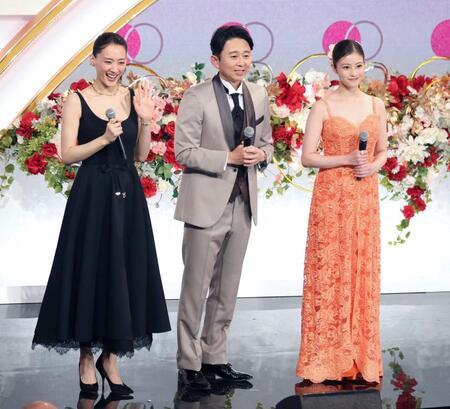 　黒いドレスに衣装替えした綾瀬はるか（左）