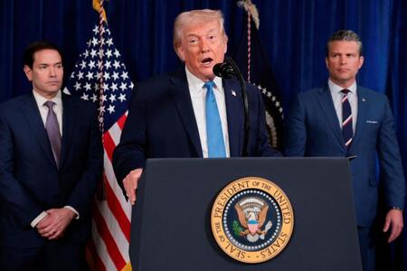 　３日、米フロリダ州の私邸で記者会見するトランプ大統領（中央）ら（ロイター＝共同）