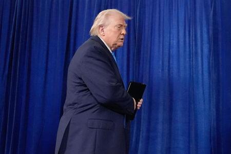 　米フロリダ州の私邸で記者会見に臨むトランプ大統領（ＡＰ＝共同）