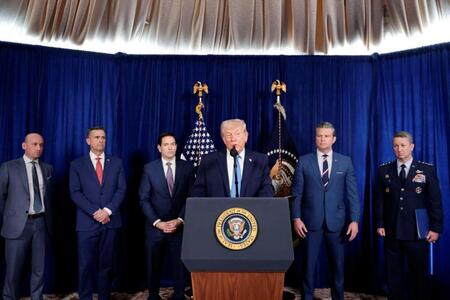 　３日、米フロリダ州の私邸で記者会見するトランプ大統領（右から３人目）ら（ロイター＝共同）