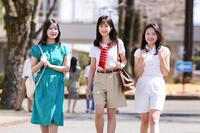 　河合優実演じる大学生となった純子（中央）の作中カット