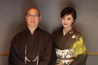 　着物姿の藤原紀香（右）