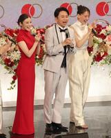 　２５年１２月３１日、ＮＨＫ紅白歌合戦で司会を務めた（左から）今田美桜、有吉弘行、綾瀬はるか