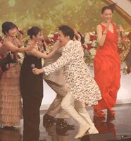 　今田美桜（左から２人目）、綾瀬はるか（右端）らとタッチしながら走る郷ひろみ