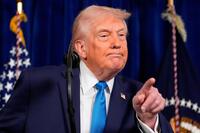 　米フロリダ州の私邸で記者会見するトランプ大統領（ＡＰ＝共同）