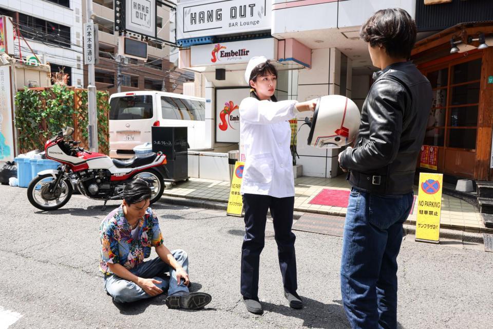 　河合優実演じる大学生となった純子（中央）の作中カット