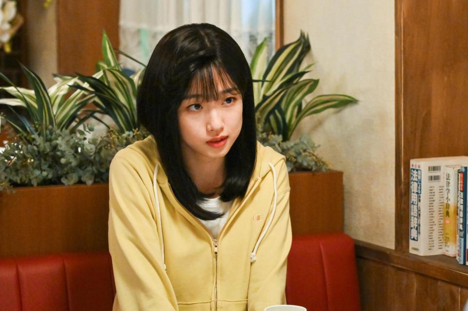 　河合優実演じる大学生となった純子の作中カット