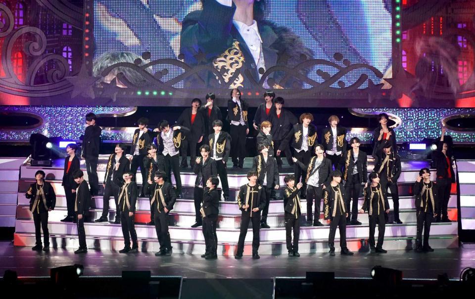 　パフォーマンスするＡｍＢｉｔｉｏｕｓ、Ｂｏｙｓ　ｂｅら関西ジュニア（撮影・西田忠信）