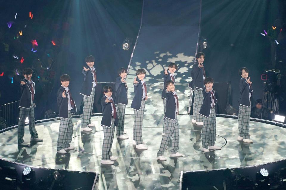 　パフォーマンスするＢｏｙｓ　ｂｅ（撮影・西田忠信）