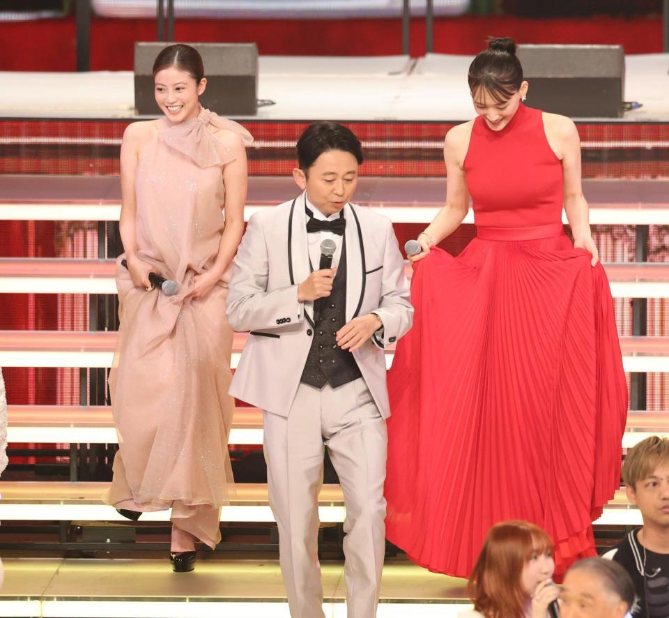 　２５年１２月３１日、ＮＨＫ紅白。（左から）今田美桜、有吉弘行、綾瀬はるか