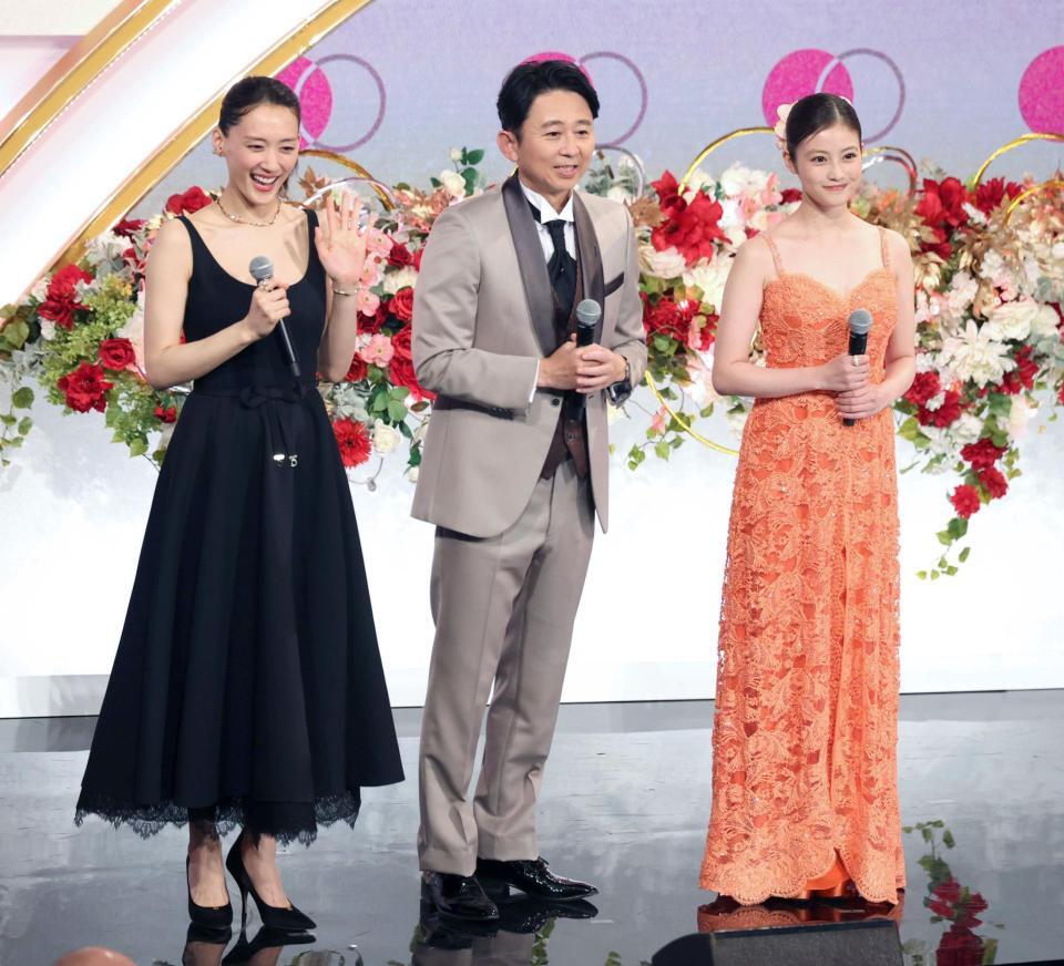 　黒いドレスに衣装替えした綾瀬はるか（左）