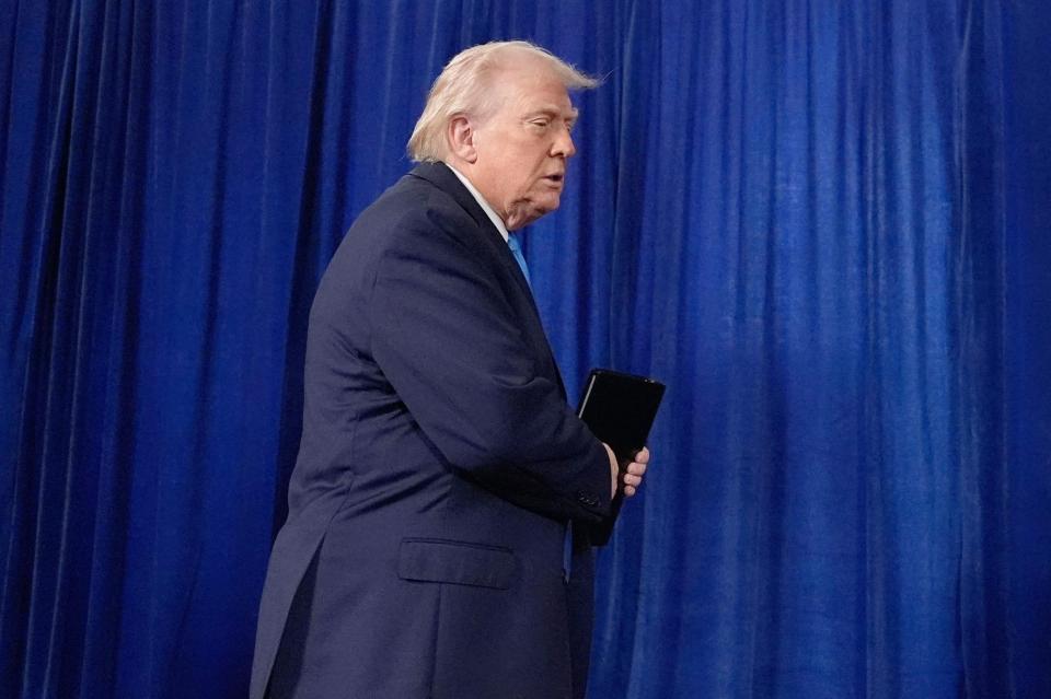 　米フロリダ州の私邸で記者会見に臨むトランプ大統領（ＡＰ＝共同）