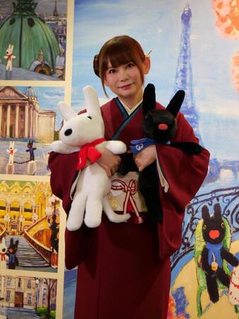 　ぬいぐるみを手に笑顔を浮かべる中川翔子