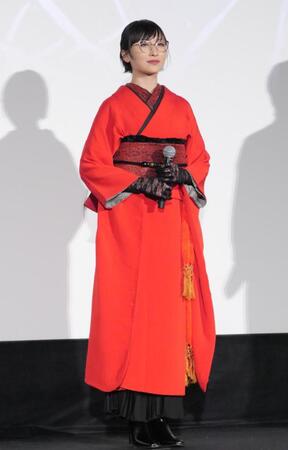 　真っ赤な着物姿で登場した新しい学校のリーダーズのＳＵＺＵＫＡ