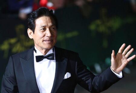 　ソウルで開かれた映画祭で手を振る俳優のアン・ソンギさん（聯合＝共同）＝２０１２年