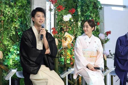 　トークで笑顔の竹内涼真（左）と井上真央（撮影・金田祐二）