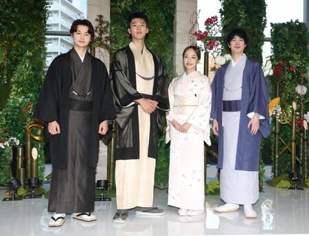 　和装で登壇した（左から）瀬戸康史、竹内涼真、井上真央、渡辺大知（撮影・金田祐二）