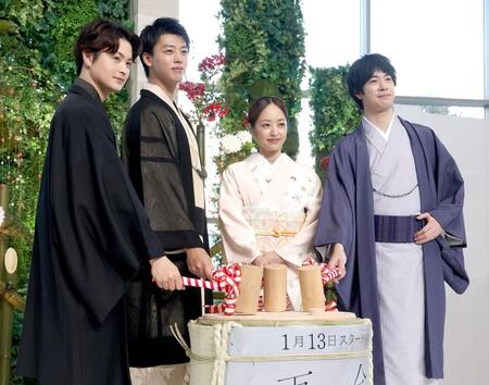 　鏡開きを行う左から）瀬戸康史、竹内涼真、井上真央、渡辺大知（撮影・金田祐二）