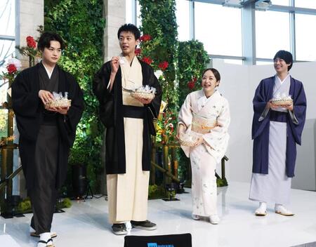 　鏡開きを終え笑顔の（左から）瀬戸康史、竹内涼真、井上真央、渡辺大知（撮影・金田祐二）