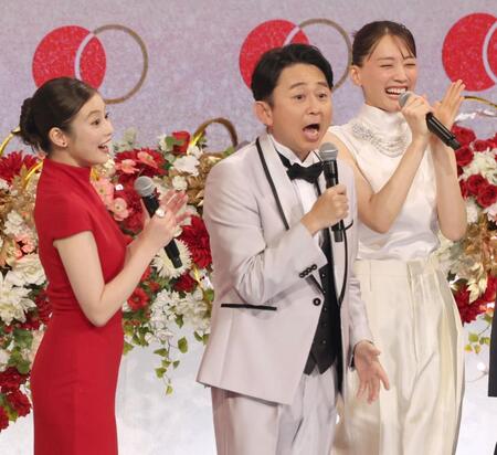 　第７６回ＮＨＫ紅白歌合戦で司会を務めた今田美桜（左）と綾瀬はるか（右）。中央は有吉弘行＝１２月３１日