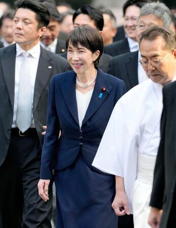 　伊勢神宮外宮の参拝に向かう高市首相（中央）