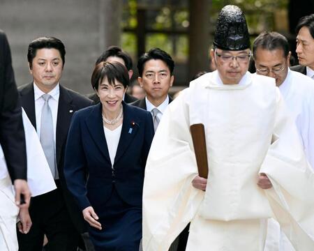 　伊勢神宮内宮の参拝に向かう高市首相（左から２人目）