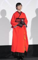 　真っ赤な着物姿で登場した新しい学校のリーダーズのＳＵＺＵＫＡ