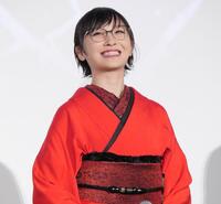 　真っ赤な着物姿で登場した新しい学校のリーダーズのＳＵＺＵＫＡ