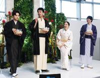 　鏡開きを終え笑顔の（左から）瀬戸康史、竹内涼真、井上真央、渡辺大知（撮影・金田祐二）